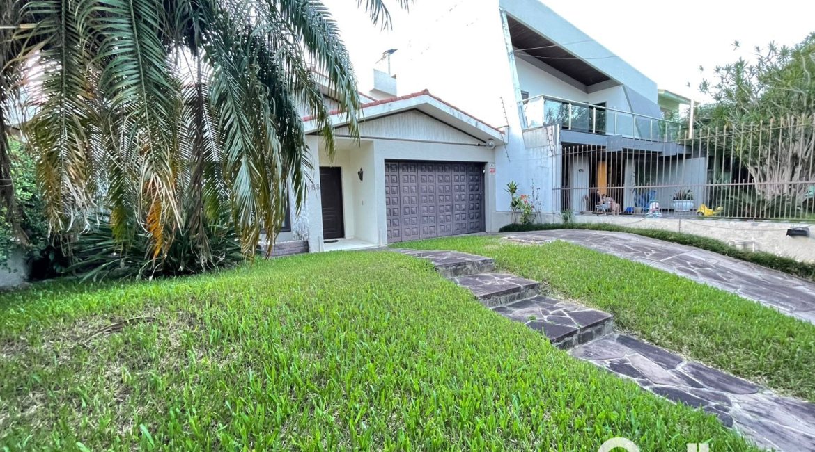 Casa à venda com 240m², 3 dormitórios, 1 suíte, 4 vagas, no bairro Ipanema em Porto Alegre