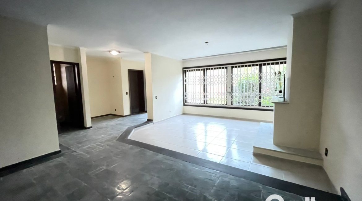 Casa à venda com 240m², 3 dormitórios, 1 suíte, 4 vagas, no bairro Ipanema em Porto Alegre