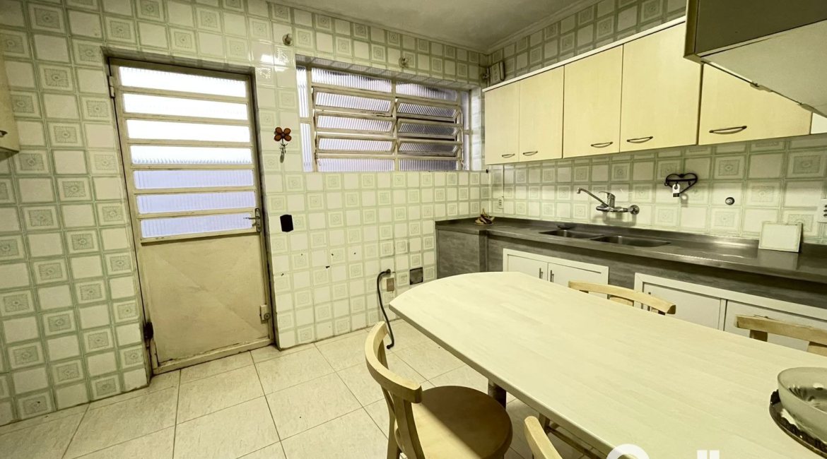 Casa à venda com 240m², 3 dormitórios, 1 suíte, 4 vagas, no bairro Ipanema em Porto Alegre