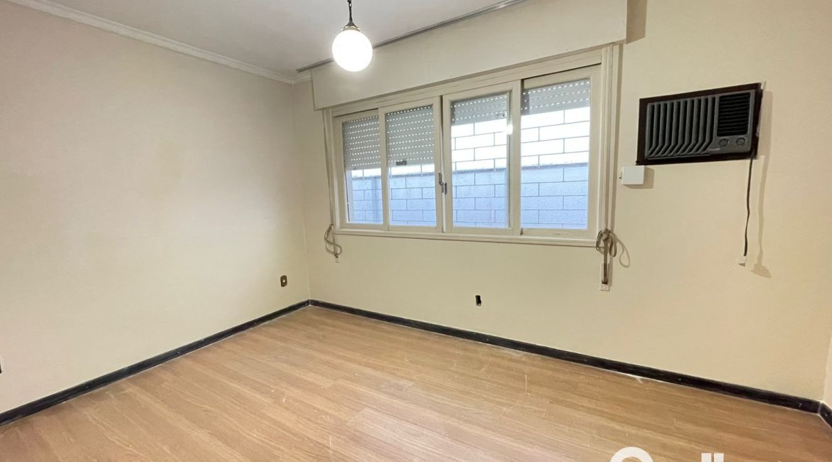 Casa à venda com 240m², 3 dormitórios, 1 suíte, 4 vagas, no bairro Ipanema em Porto Alegre