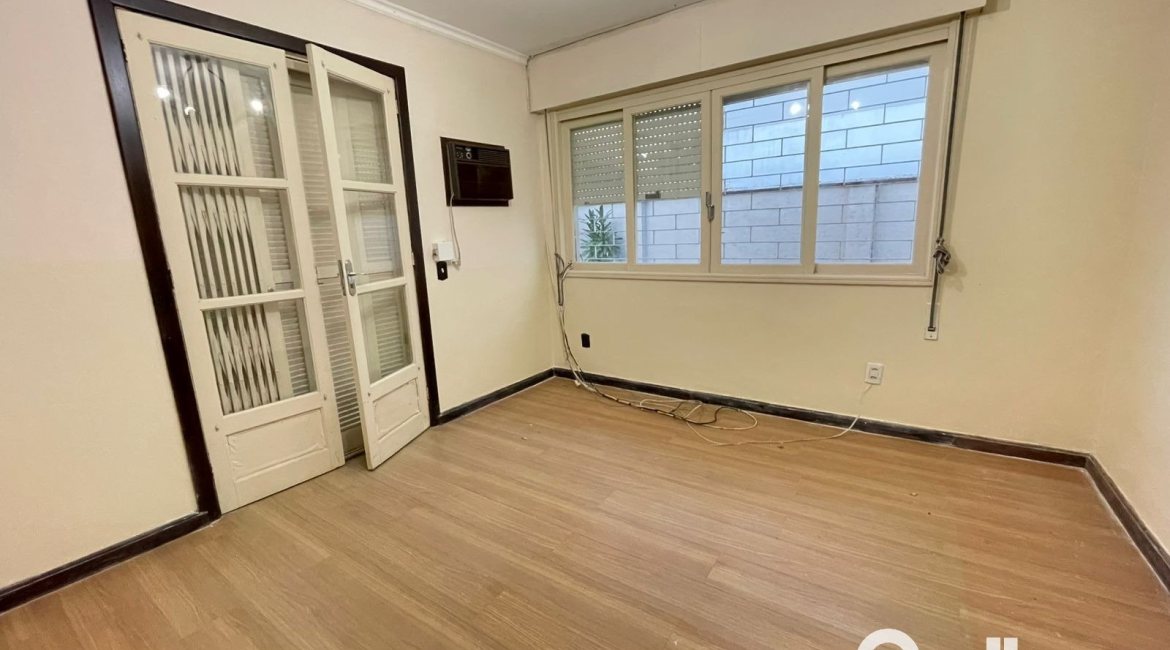 Casa à venda com 240m², 3 dormitórios, 1 suíte, 4 vagas, no bairro Ipanema em Porto Alegre