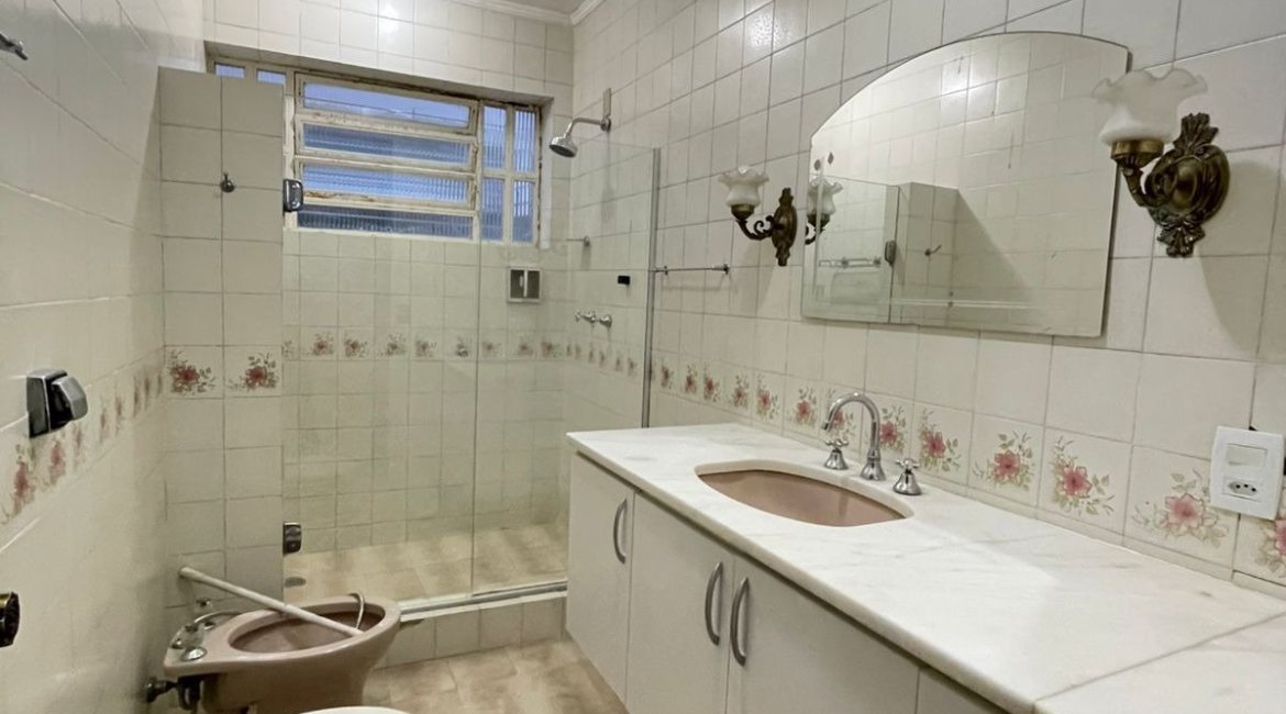 Casa à venda com 240m², 3 dormitórios, 1 suíte, 4 vagas, no bairro Ipanema em Porto Alegre