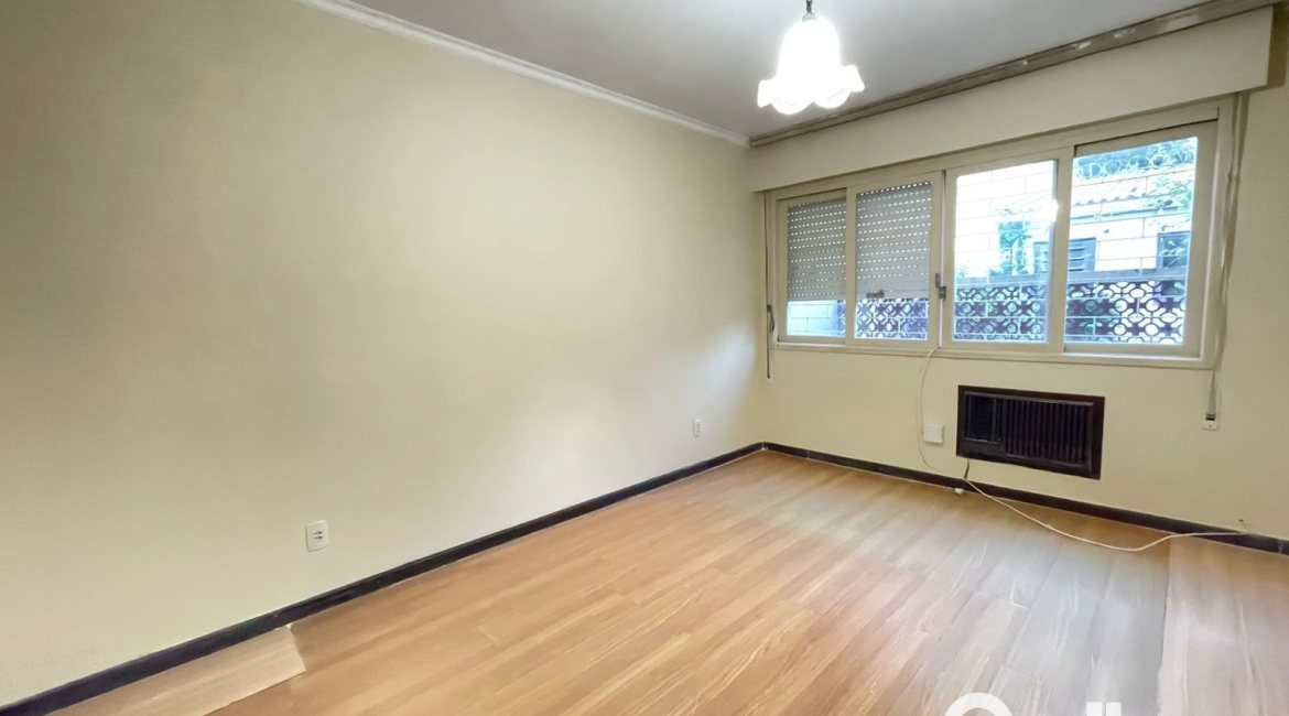 Casa à venda com 240m², 3 dormitórios, 1 suíte, 4 vagas, no bairro Ipanema em Porto Alegre