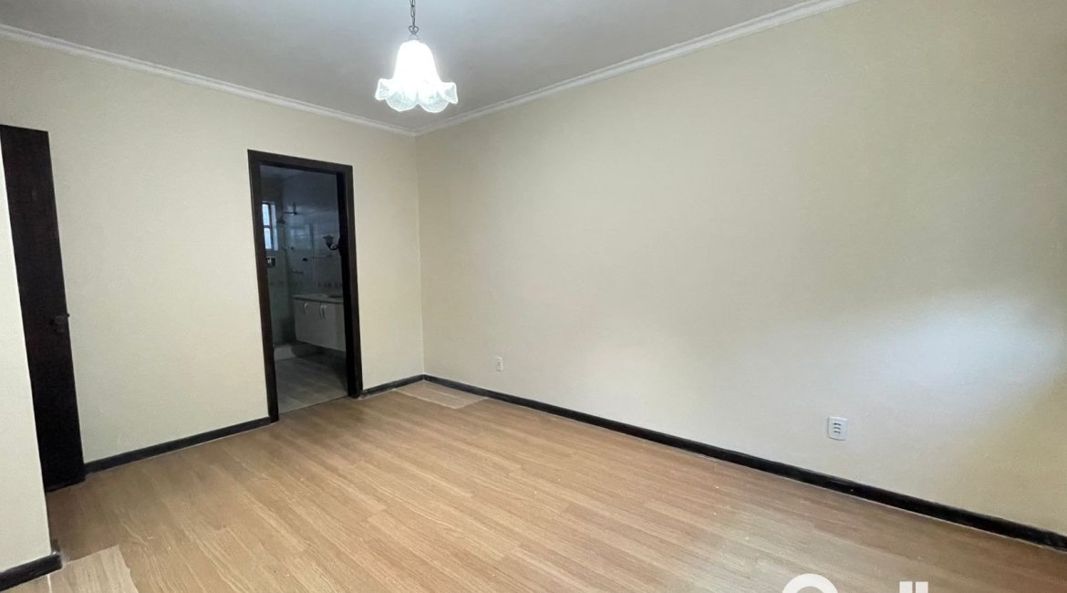 Casa à venda com 240m², 3 dormitórios, 1 suíte, 4 vagas, no bairro Ipanema em Porto Alegre