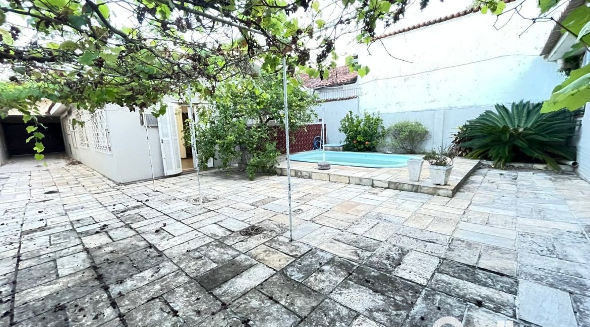 Casa à venda com 240m², 3 dormitórios, 1 suíte, 4 vagas, no bairro Ipanema em Porto Alegre