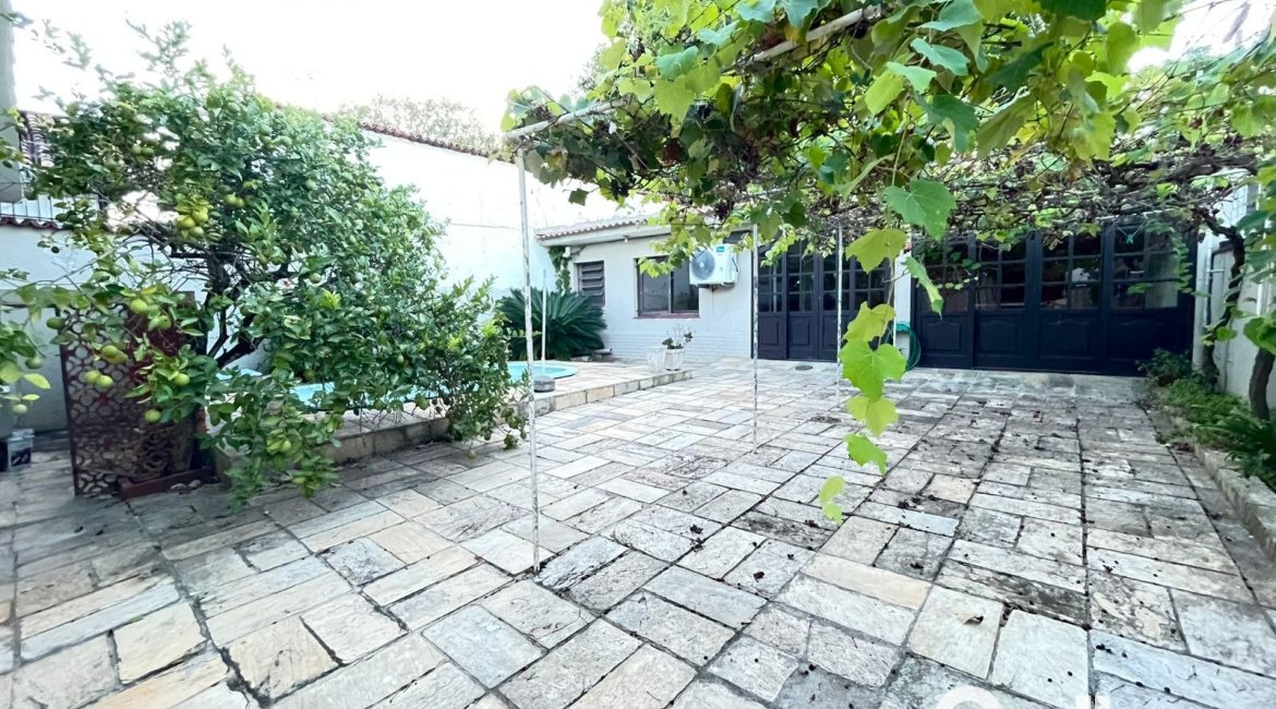 Casa à venda com 240m², 3 dormitórios, 1 suíte, 4 vagas, no bairro Ipanema em Porto Alegre