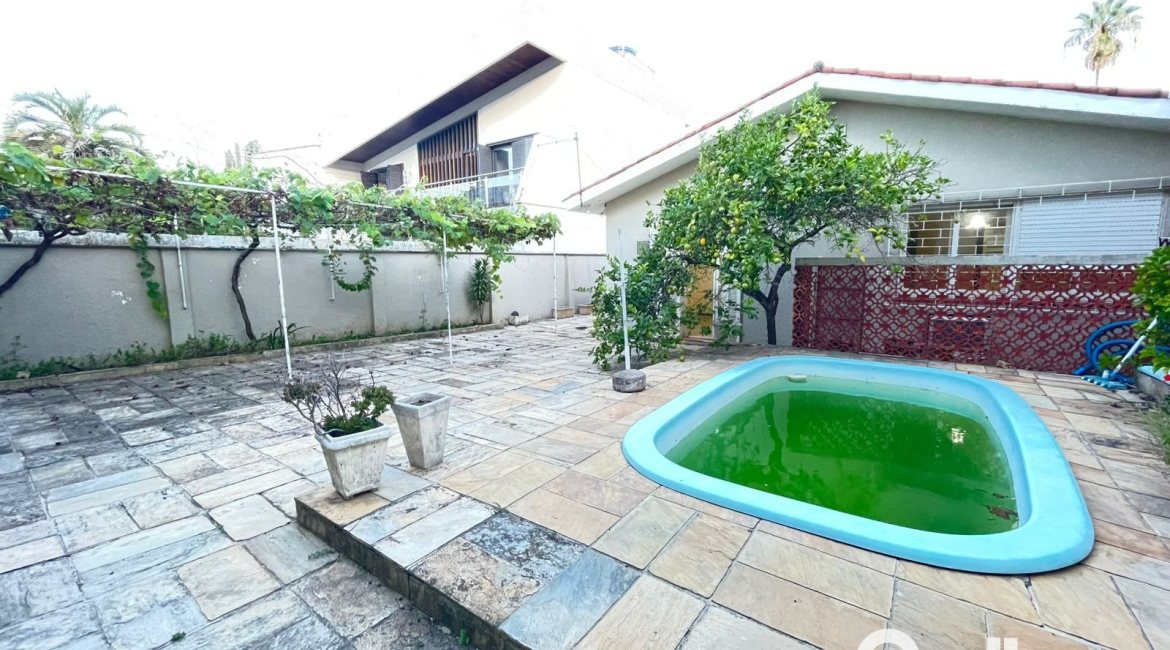 Casa à venda com 240m², 3 dormitórios, 1 suíte, 4 vagas, no bairro Ipanema em Porto Alegre