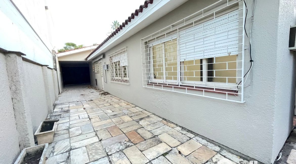 Casa à venda com 240m², 3 dormitórios, 1 suíte, 4 vagas, no bairro Ipanema em Porto Alegre