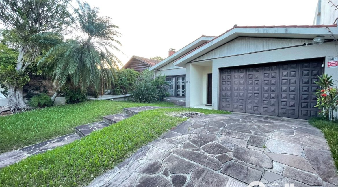 Casa à venda com 240m², 3 dormitórios, 1 suíte, 4 vagas, no bairro Ipanema em Porto Alegre