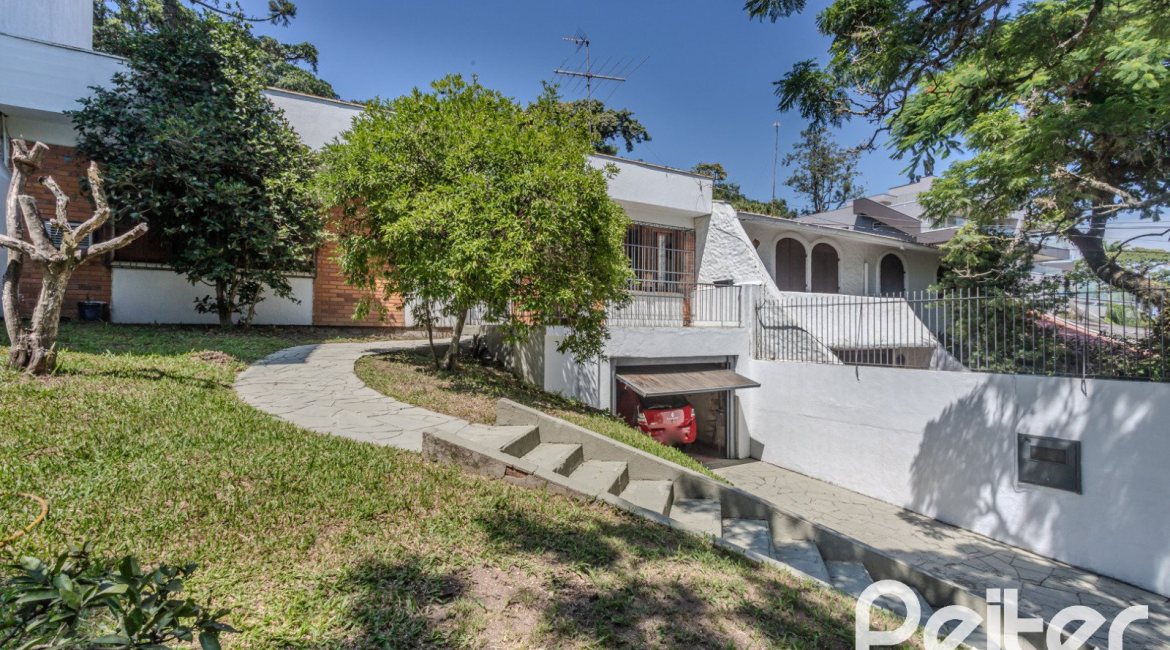 Casa à venda com 175m², 3 dormitórios, 1 suíte, 4 vagas, no bairro Vila Conceição em Porto Alegre