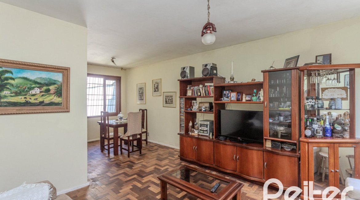 Casa à venda com 175m², 3 dormitórios, 1 suíte, 4 vagas, no bairro Vila Conceição em Porto Alegre