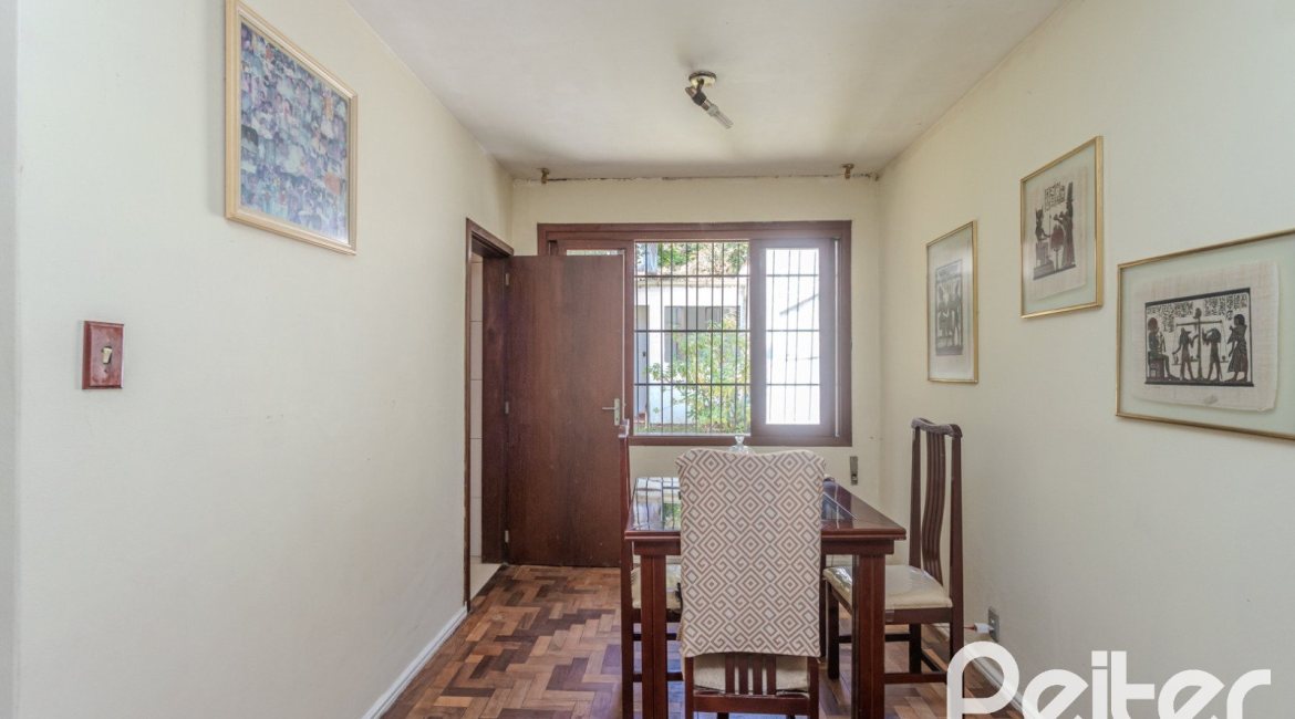 Casa à venda com 175m², 3 dormitórios, 1 suíte, 4 vagas, no bairro Vila Conceição em Porto Alegre