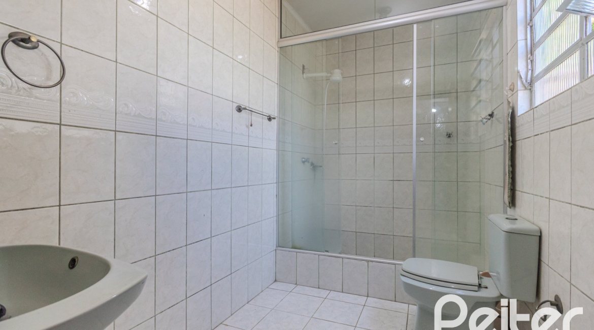 Casa à venda com 175m², 3 dormitórios, 1 suíte, 4 vagas, no bairro Vila Conceição em Porto Alegre