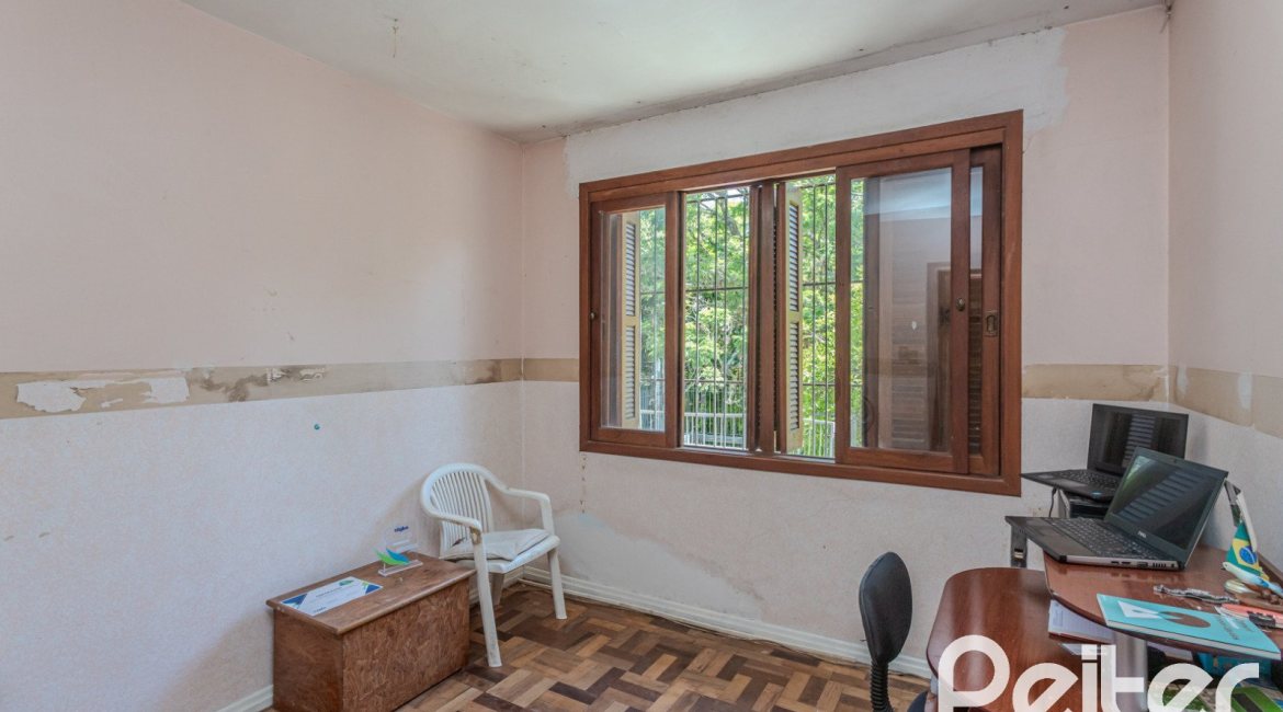 Casa à venda com 175m², 3 dormitórios, 1 suíte, 4 vagas, no bairro Vila Conceição em Porto Alegre