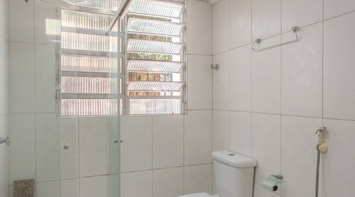 Casa à venda com 175m², 3 dormitórios, 1 suíte, 4 vagas, no bairro Vila Conceição em Porto Alegre