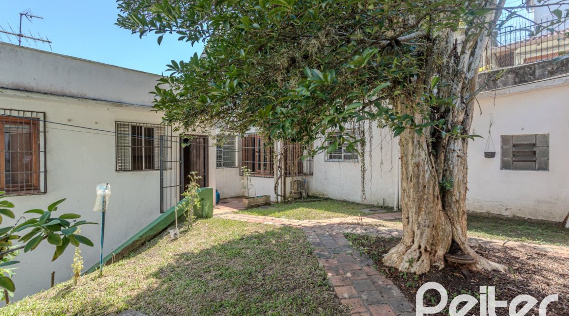 Casa à venda com 175m², 3 dormitórios, 1 suíte, 4 vagas, no bairro Vila Conceição em Porto Alegre