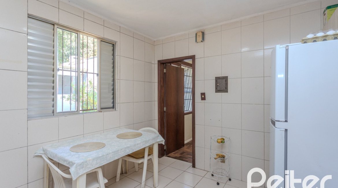 Casa à venda com 175m², 3 dormitórios, 1 suíte, 4 vagas, no bairro Vila Conceição em Porto Alegre