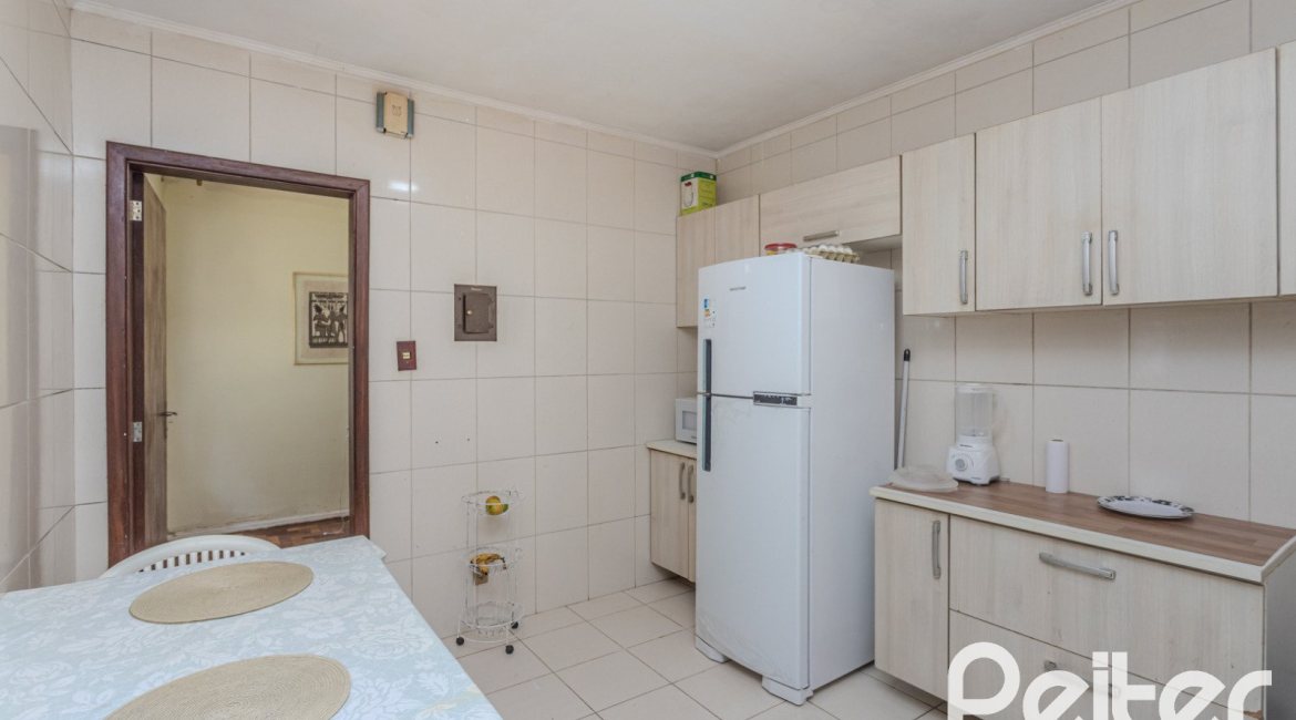 Casa à venda com 175m², 3 dormitórios, 1 suíte, 4 vagas, no bairro Vila Conceição em Porto Alegre