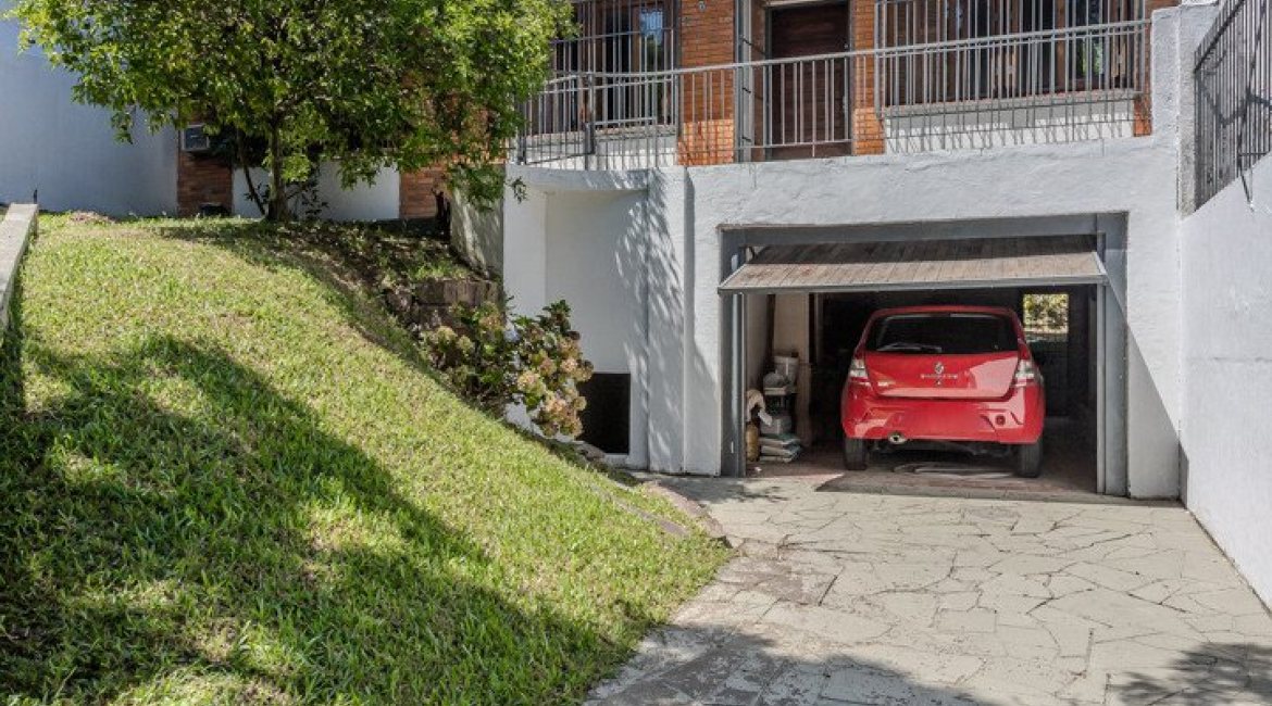 Casa à venda com 175m², 3 dormitórios, 1 suíte, 4 vagas, no bairro Vila Conceição em Porto Alegre
