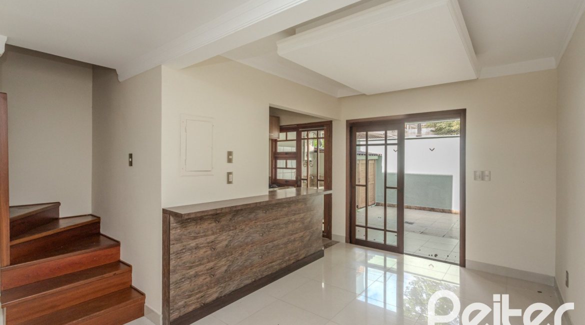 Casa à venda com 158m², 3 dormitórios, 1 suíte, 2 vagas, no bairro Tristeza em Porto Alegre