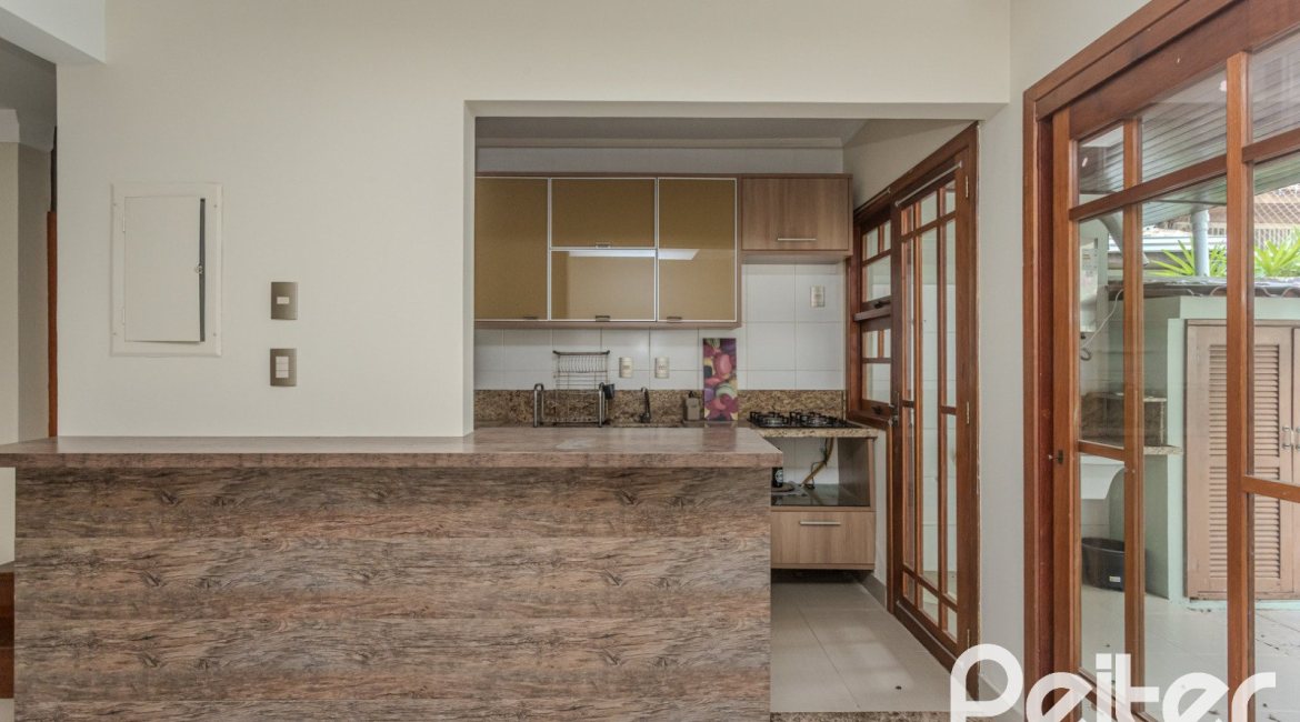 Casa à venda com 158m², 3 dormitórios, 1 suíte, 2 vagas, no bairro Tristeza em Porto Alegre