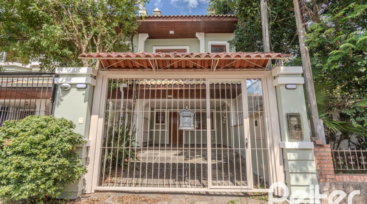 Casa à venda com 158m², 3 dormitórios, 1 suíte, 2 vagas, no bairro Tristeza em Porto Alegre