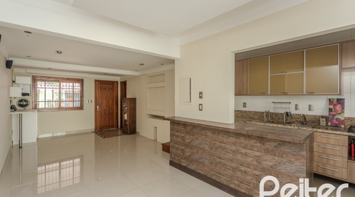 Casa à venda com 158m², 3 dormitórios, 1 suíte, 2 vagas, no bairro Tristeza em Porto Alegre