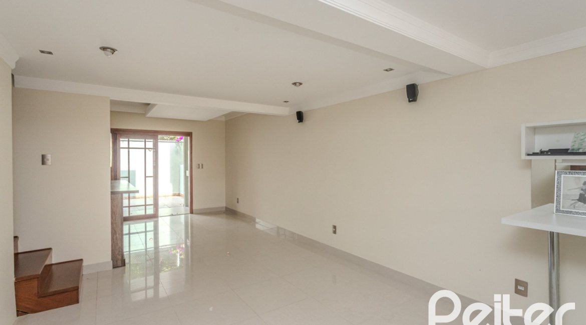 Casa à venda com 158m², 3 dormitórios, 1 suíte, 2 vagas, no bairro Tristeza em Porto Alegre