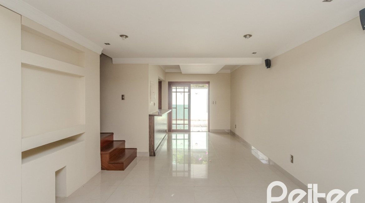 Casa à venda com 158m², 3 dormitórios, 1 suíte, 2 vagas, no bairro Tristeza em Porto Alegre