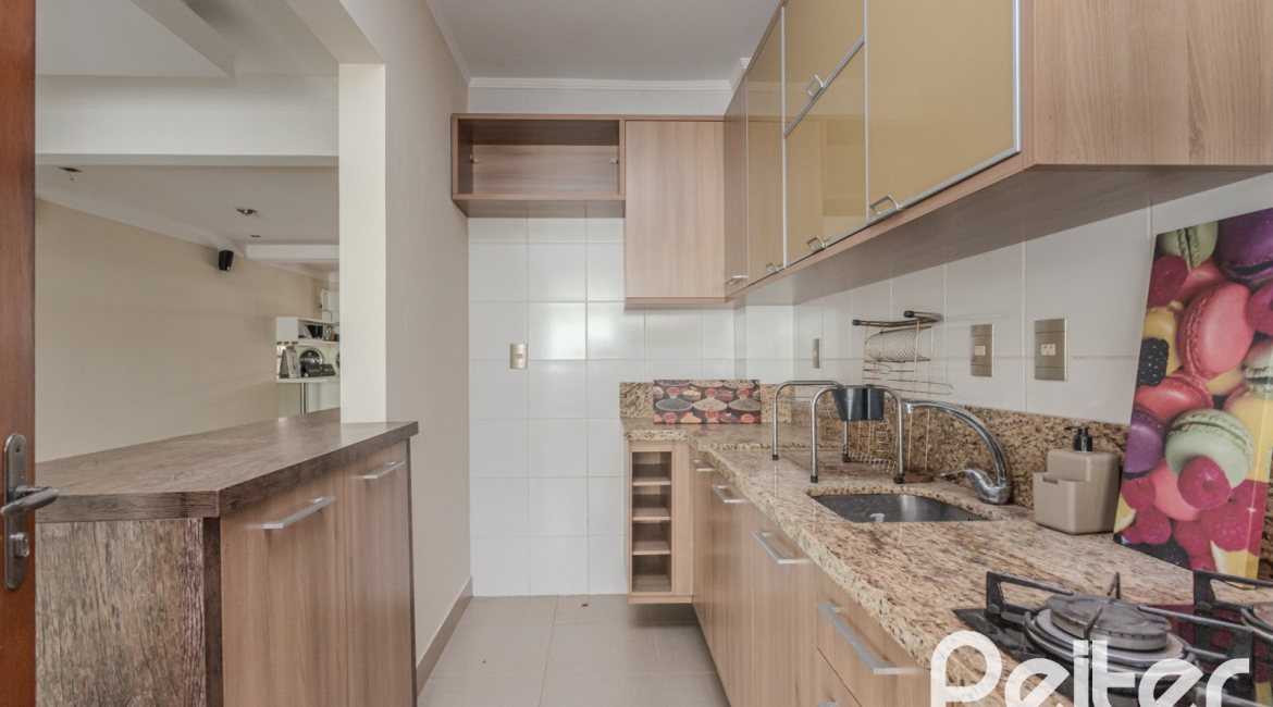 Casa à venda com 158m², 3 dormitórios, 1 suíte, 2 vagas, no bairro Tristeza em Porto Alegre