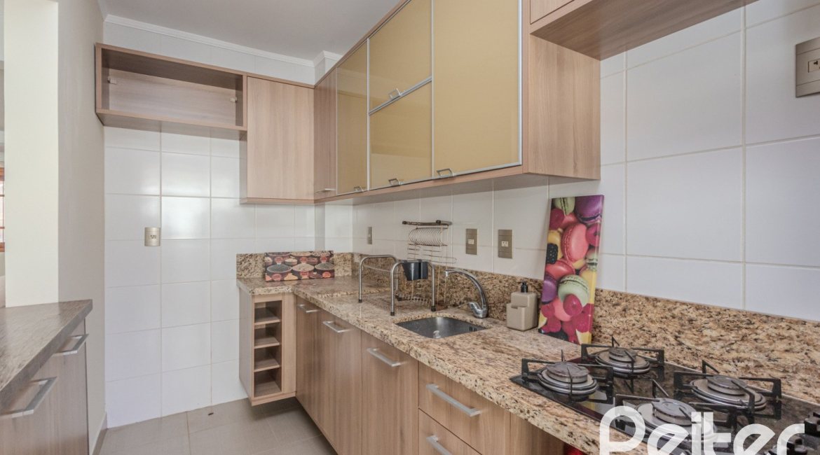 Casa à venda com 158m², 3 dormitórios, 1 suíte, 2 vagas, no bairro Tristeza em Porto Alegre