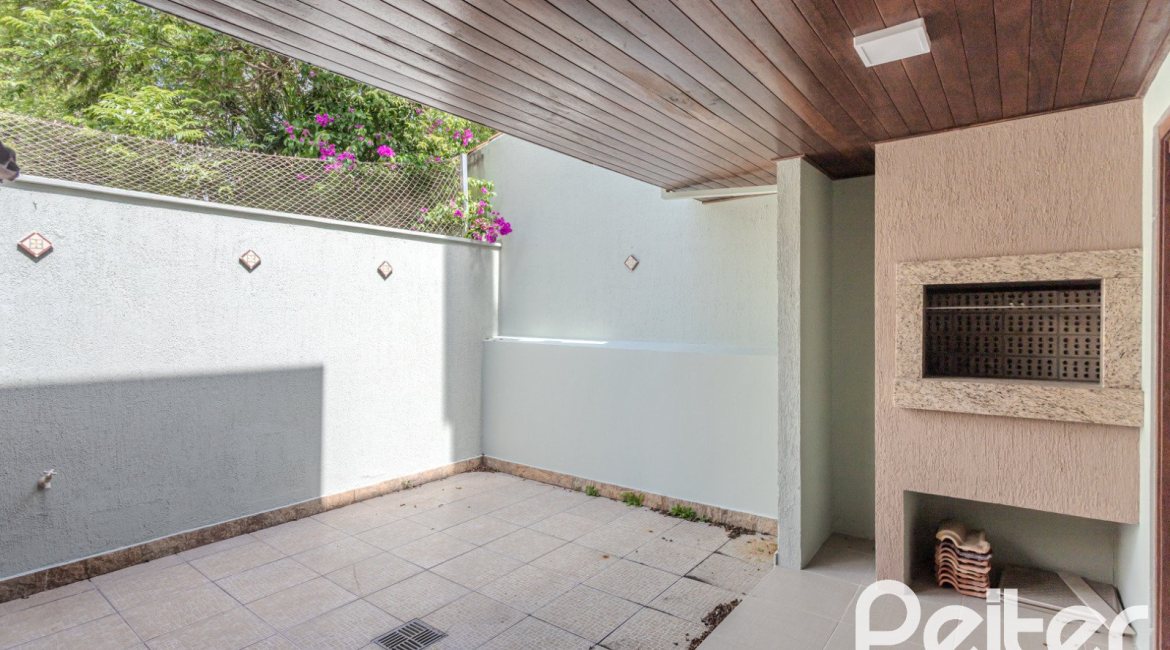 Casa à venda com 158m², 3 dormitórios, 1 suíte, 2 vagas, no bairro Tristeza em Porto Alegre