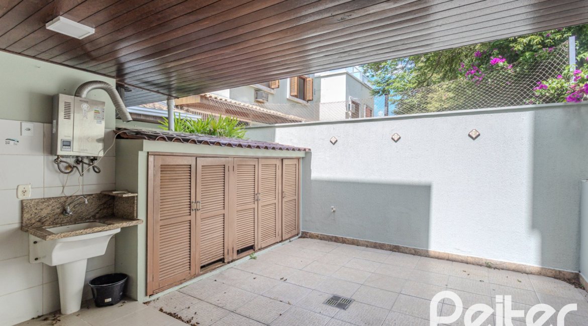 Casa à venda com 158m², 3 dormitórios, 1 suíte, 2 vagas, no bairro Tristeza em Porto Alegre