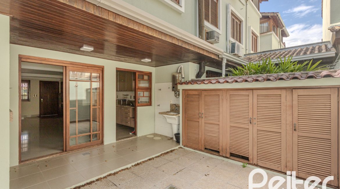 Casa à venda com 158m², 3 dormitórios, 1 suíte, 2 vagas, no bairro Tristeza em Porto Alegre