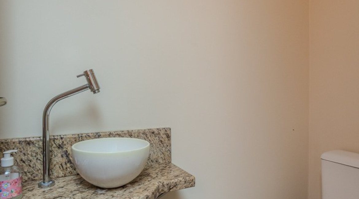 Casa à venda com 158m², 3 dormitórios, 1 suíte, 2 vagas, no bairro Tristeza em Porto Alegre