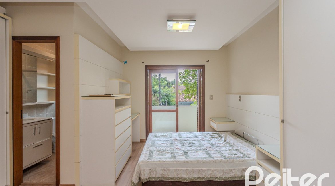 Casa à venda com 158m², 3 dormitórios, 1 suíte, 2 vagas, no bairro Tristeza em Porto Alegre