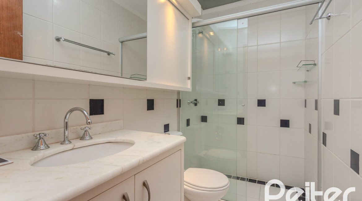 Casa à venda com 158m², 3 dormitórios, 1 suíte, 2 vagas, no bairro Tristeza em Porto Alegre