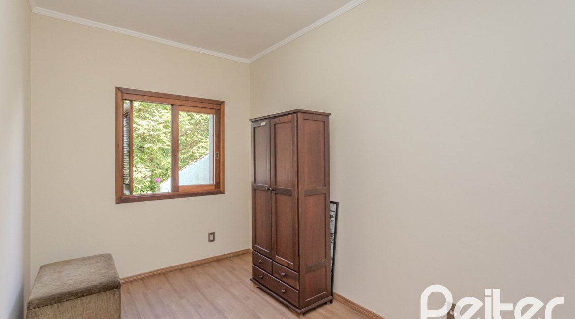 Casa à venda com 158m², 3 dormitórios, 1 suíte, 2 vagas, no bairro Tristeza em Porto Alegre