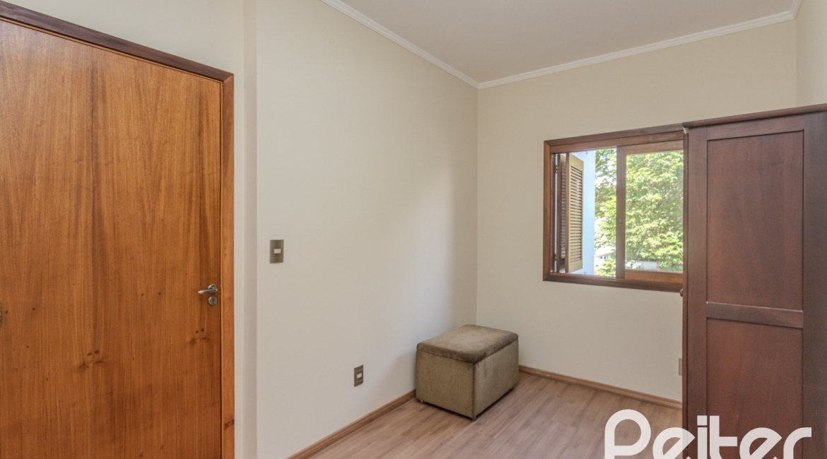 Casa à venda com 158m², 3 dormitórios, 1 suíte, 2 vagas, no bairro Tristeza em Porto Alegre