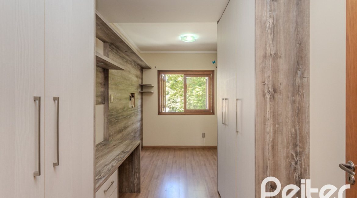 Casa à venda com 158m², 3 dormitórios, 1 suíte, 2 vagas, no bairro Tristeza em Porto Alegre