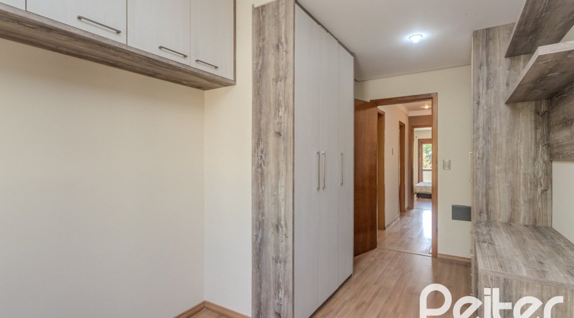 Casa à venda com 158m², 3 dormitórios, 1 suíte, 2 vagas, no bairro Tristeza em Porto Alegre