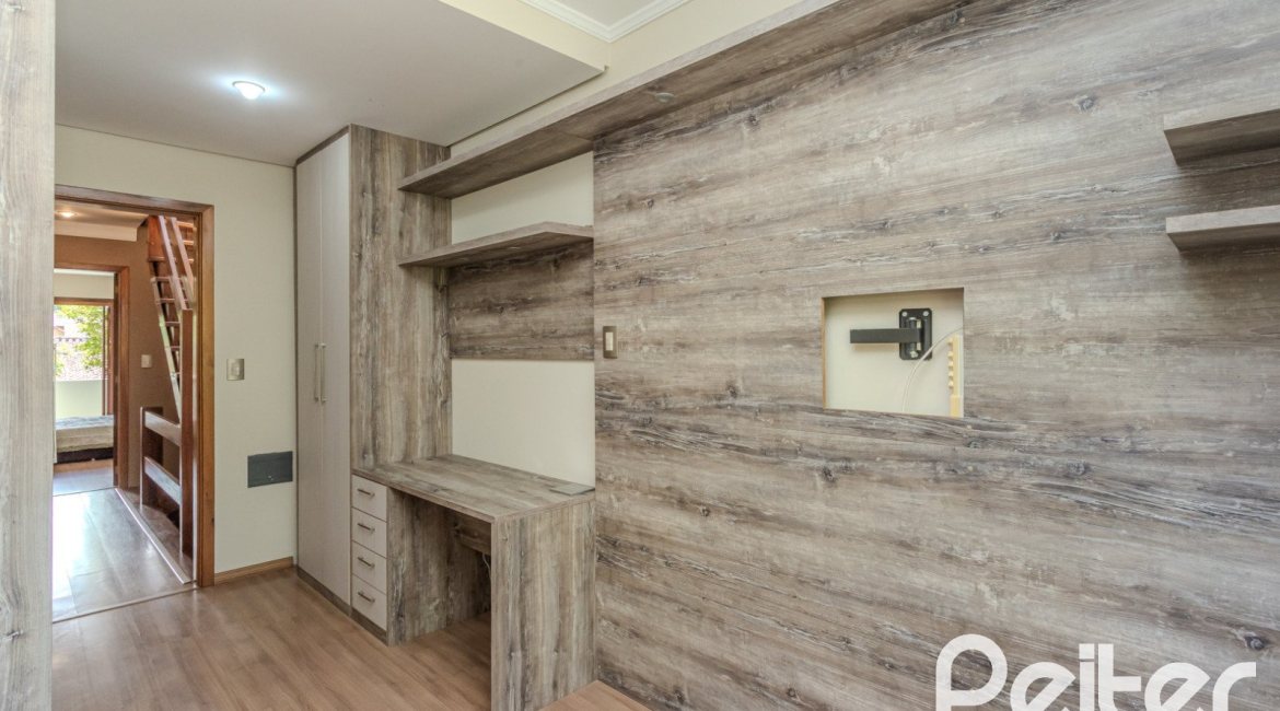 Casa à venda com 158m², 3 dormitórios, 1 suíte, 2 vagas, no bairro Tristeza em Porto Alegre