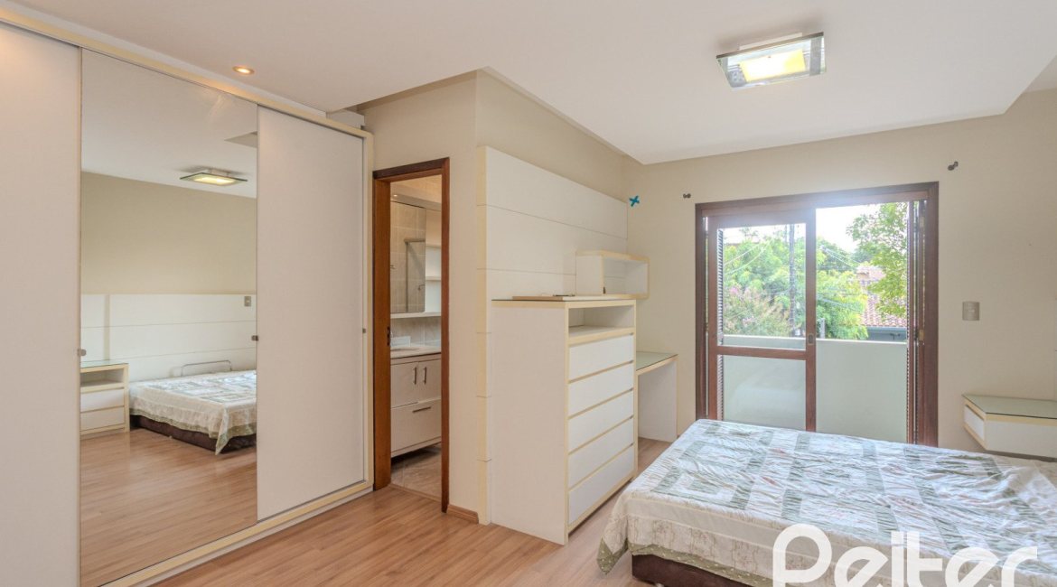 Casa à venda com 158m², 3 dormitórios, 1 suíte, 2 vagas, no bairro Tristeza em Porto Alegre