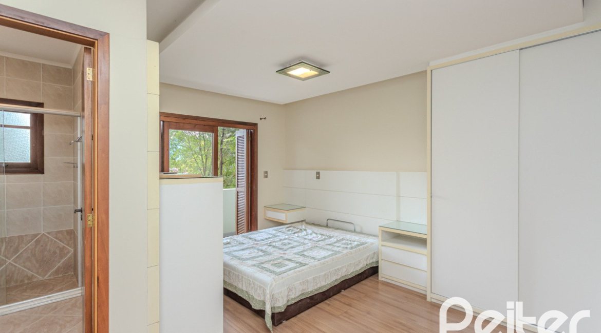 Casa à venda com 158m², 3 dormitórios, 1 suíte, 2 vagas, no bairro Tristeza em Porto Alegre