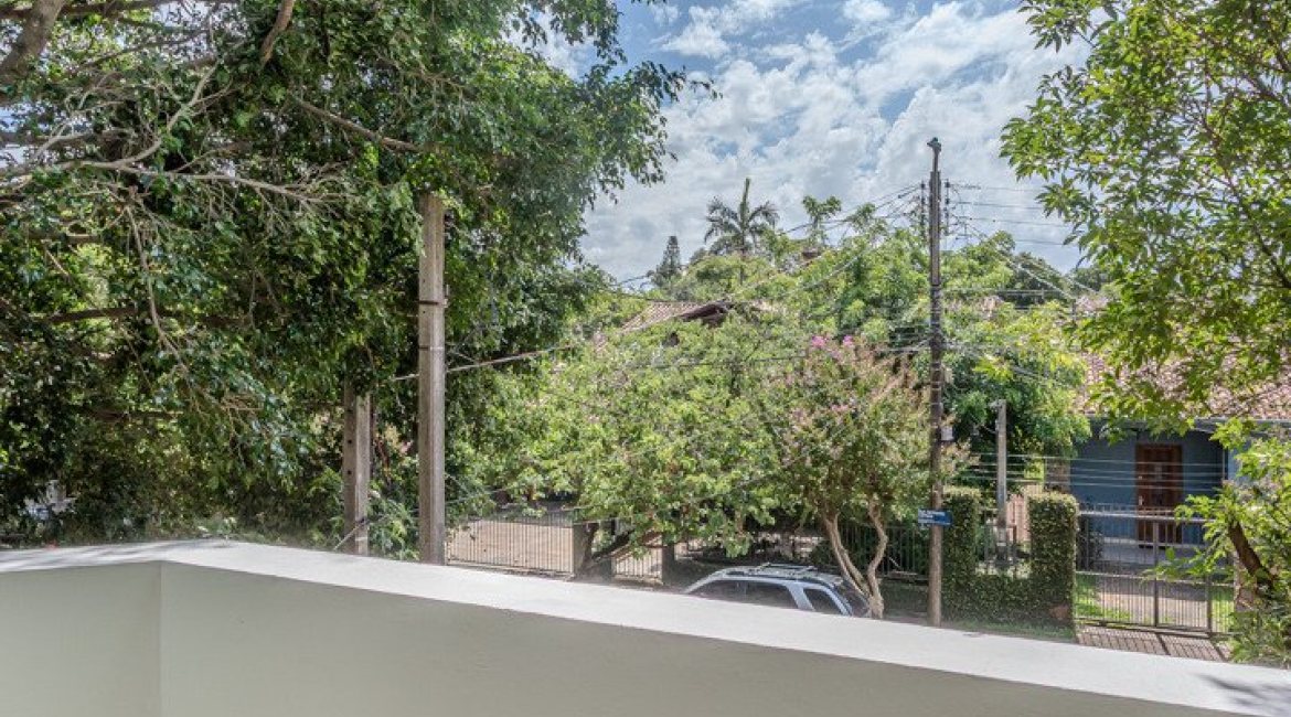 Casa à venda com 158m², 3 dormitórios, 1 suíte, 2 vagas, no bairro Tristeza em Porto Alegre