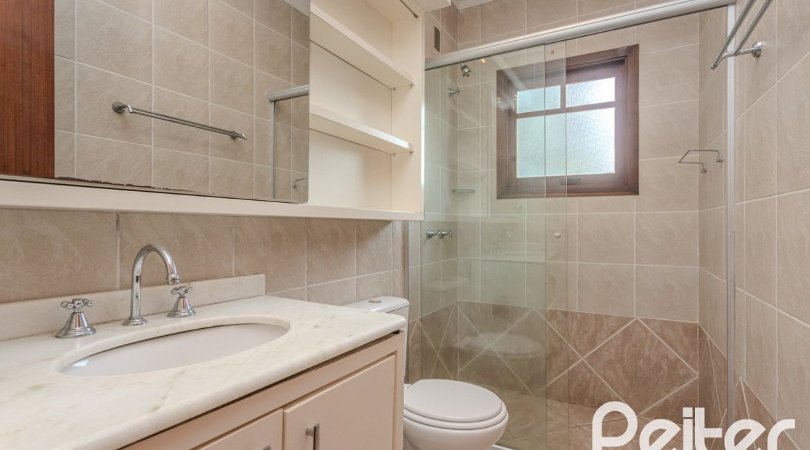 Casa à venda com 158m², 3 dormitórios, 1 suíte, 2 vagas, no bairro Tristeza em Porto Alegre