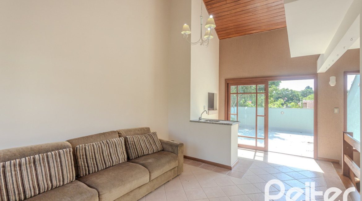 Casa à venda com 158m², 3 dormitórios, 1 suíte, 2 vagas, no bairro Tristeza em Porto Alegre