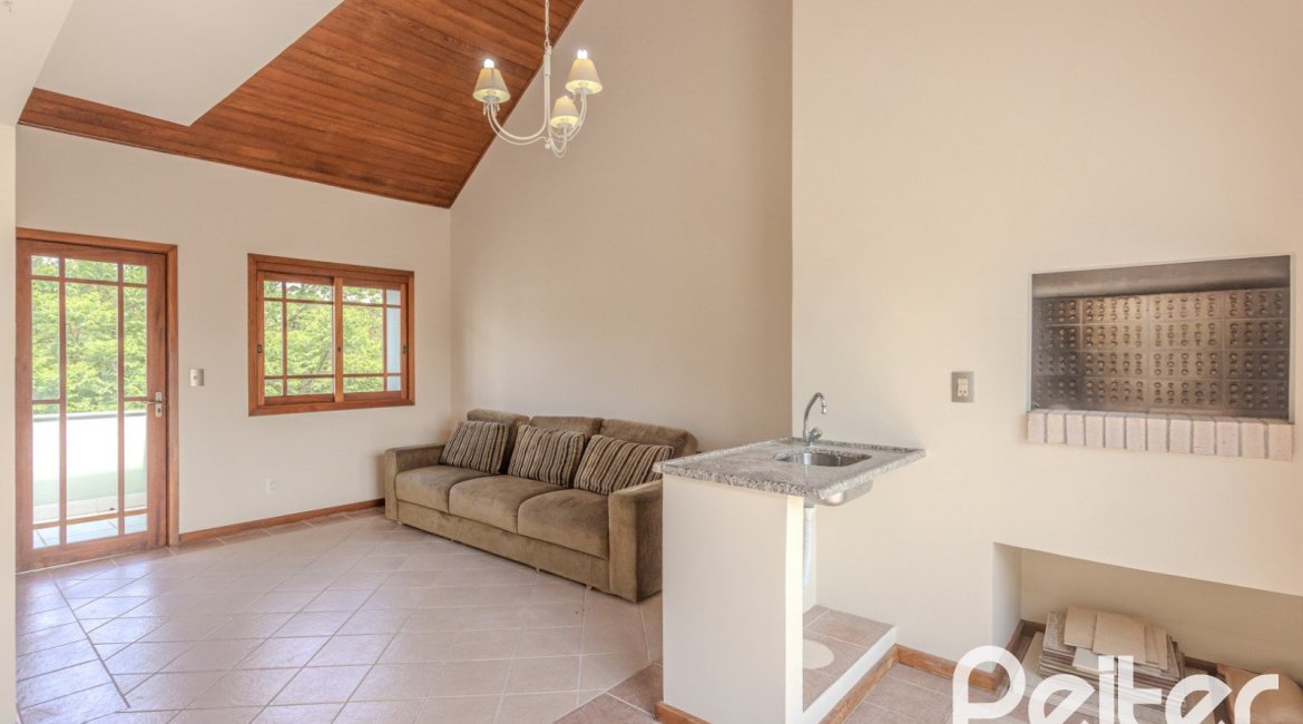 Casa à venda com 158m², 3 dormitórios, 1 suíte, 2 vagas, no bairro Tristeza em Porto Alegre