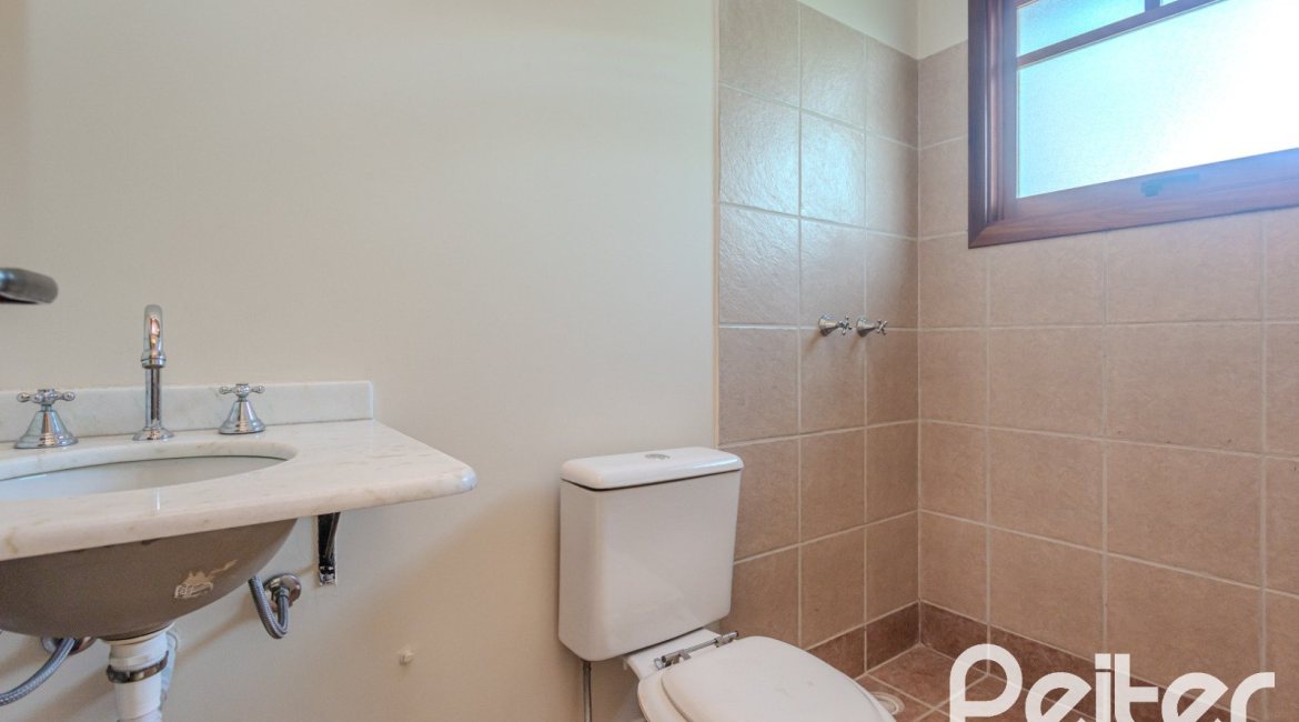 Casa à venda com 158m², 3 dormitórios, 1 suíte, 2 vagas, no bairro Tristeza em Porto Alegre