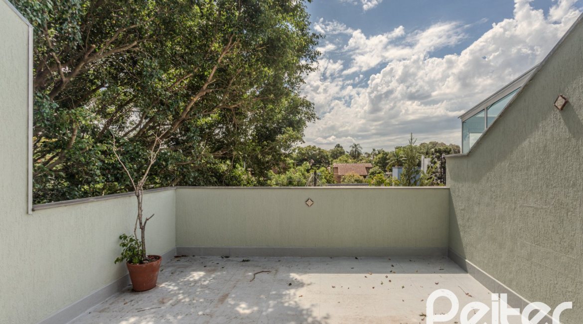 Casa à venda com 158m², 3 dormitórios, 1 suíte, 2 vagas, no bairro Tristeza em Porto Alegre